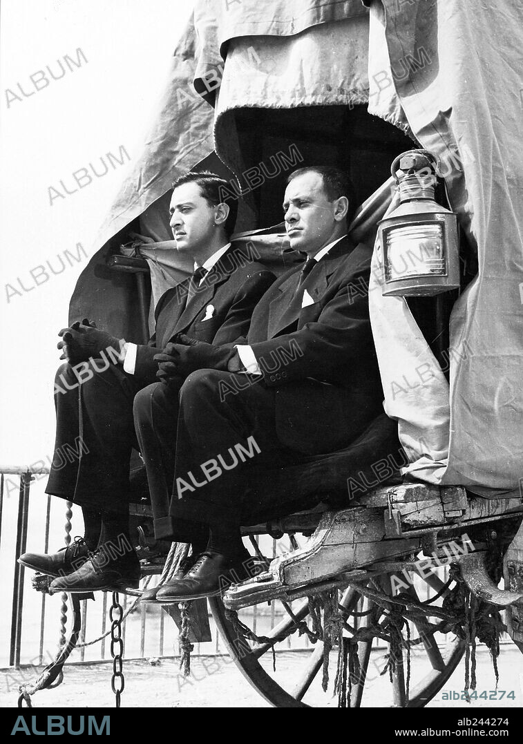 ANTONIO OZORES y JOSE LUIS OZORES en LAS DOS Y MEDIA Y VENENO, 1959, dirigida por MARIANO OZORES.