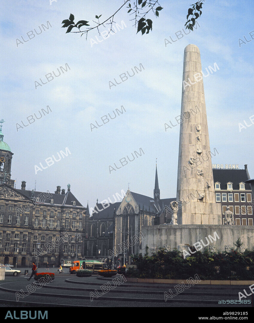 MONUMENTO NACIONAL SITUADO EN LA PLAZA DAM - OBELISCO DE MARMOL TRAVERTINO - SIGLO XX.