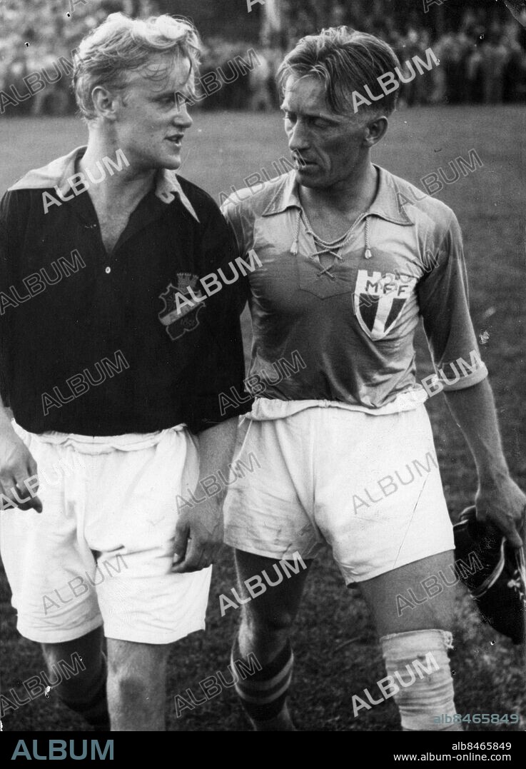Lennart "Nacka" Skoglund AIK och Egon "Todde" Jönsson Malmö FF lämnar planen på Malmö idrottsplats efter match, 1950. (c) Sydsvenskan / IBL.