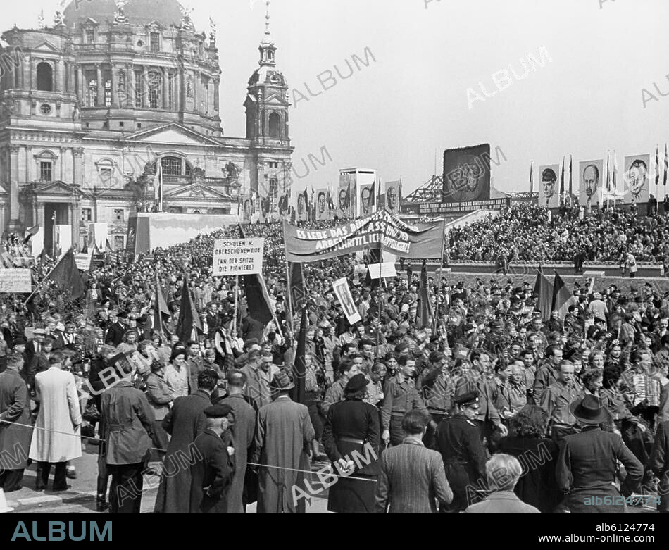 Ost-Berlin, 27.-30. Mai 1950:. "Erstes Deutschlandtreffen der Jugend", Pfingsttreffen der Freien Deutschen Jugend (FDJ), Kundgebung im Lustgarten am 28. Mai (Achtstündiger Vorbeimarsch von rund 700 000 Jugendlichen an einer Ehrentribüne). Vorbeimarsch an der Ehrentribüne. Foto.