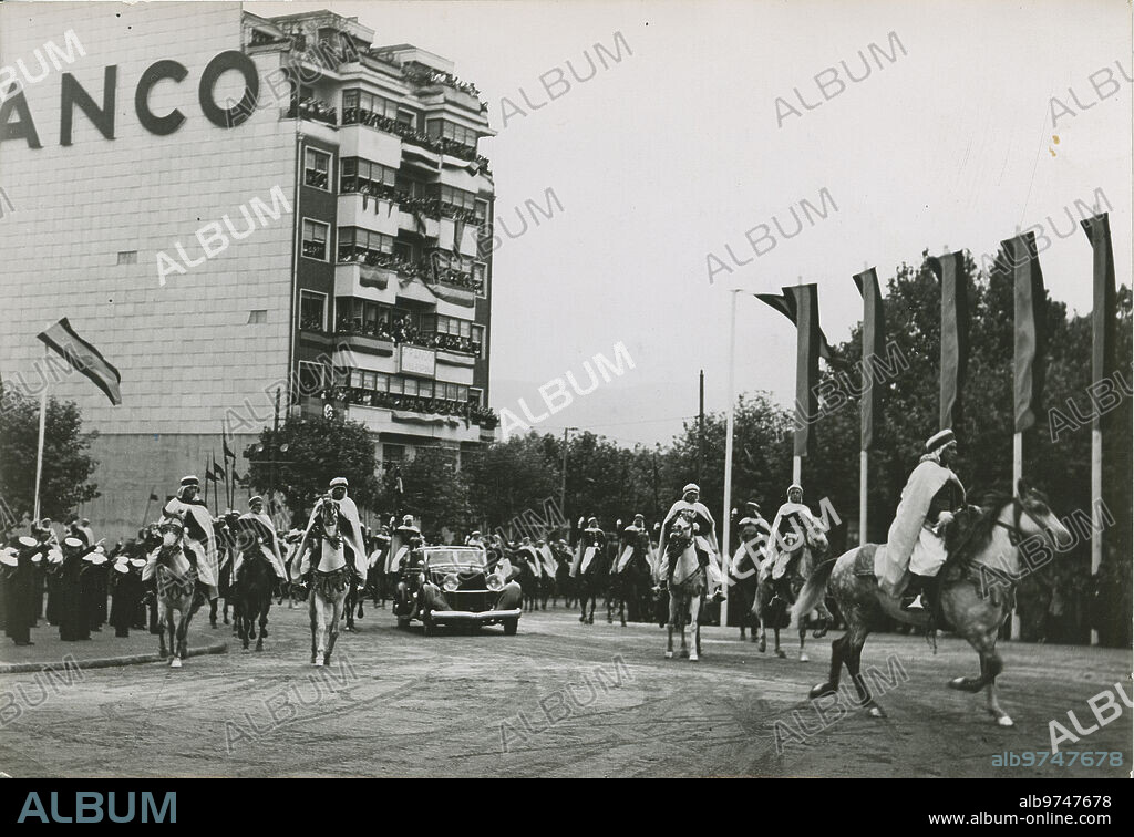 Bilbao, 19/06/1939. Guerra Civil Española. Celebración del II aniversario de la Liberación de Bilbao (1937) y de las fiestas de la Victoria. En la imagen, llegada de Franco a la Avenida de José Antonio Primo de Rivera, donde se celebró una misa de campaña.