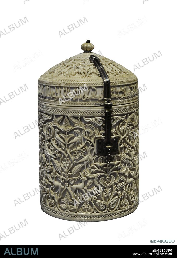 Bote de Zamora. Arqueta cilíndrica con tapa cónica articulada con bisagra y broche de plata. Fue encargada por el califa al-Hakam II (915-976) para su concubina, Subh, madre del príncipe 'Abd al-Rahman, según se indica en la inscripción cúfica. Toda la pieza está cubierta con decoración de ataurique de hojas dentadas, digitadas, anilladas y palmetas, entre las que se intercalan pavos reales, gacelas y pájaros. Realizada en los talleres de Madinat al-Zahra en el año 353 de la Hégira (964), bajo la dirección de Durri as-Saghir. Marfil. Procede de la Catedral de Zamora. Museo Arqueológico Nacional. Madrid. España.
