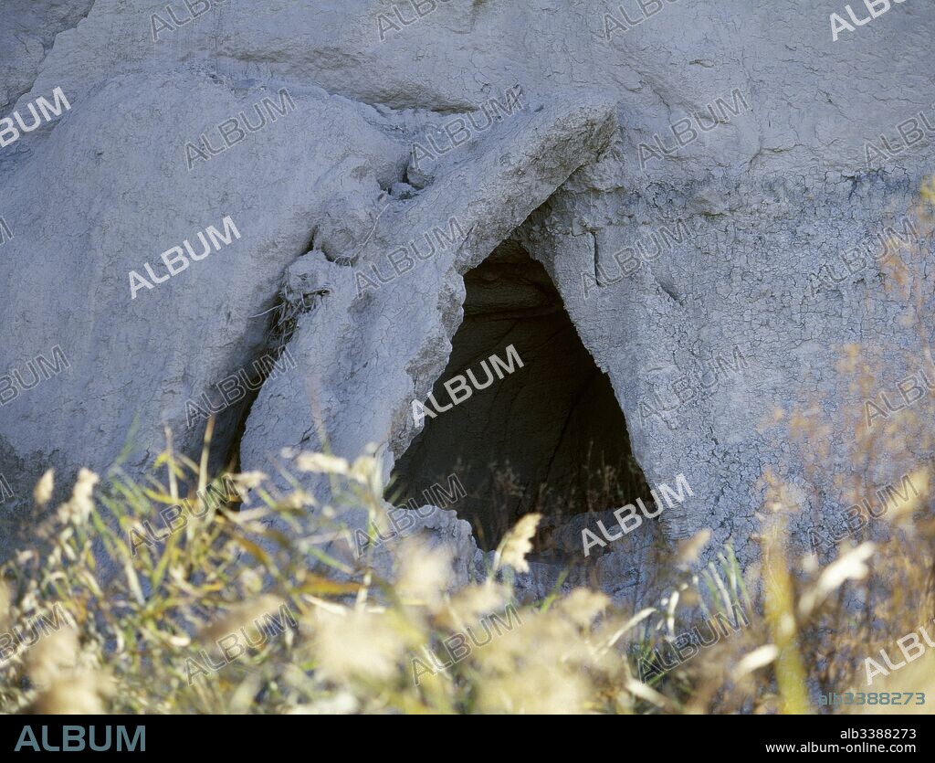 Prehistoria. Edad del Bronce. Cultura El Argar. Se desarrolló en el territorio sureste de la península Ibérica, caracterizándose por sus poblados fortificados asentados en lugares altos y de fácil defensa (II milenio a. C.). Detalle de la entrada a una de las cuevas. Cerro de El Argar. Alrededores de Antas. Provincia de Almería. Andalucía. España.