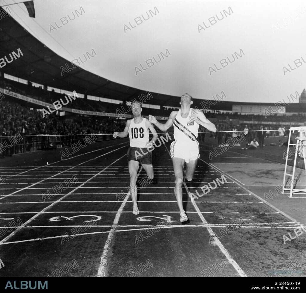 GÖTEBORG 1960-09.. Nya Ullevi - löpning 1500 meter. Herb Elliot vinner före Dan Waern men Waern slår nytt nordiskt rekord med 3.38.6. *** Local Caption *** GP - sep1960_2367. Låda Krep 2012-11 Inscannad från kopia Foto: Kamerareportage / TT / Kod: 2524.