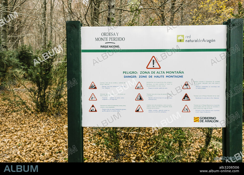 Information sign, Pineta Valley, Ordesa and Monte Perdido National Park, Huesca Province, Aragon, Pyrenees Mountains, Spain.