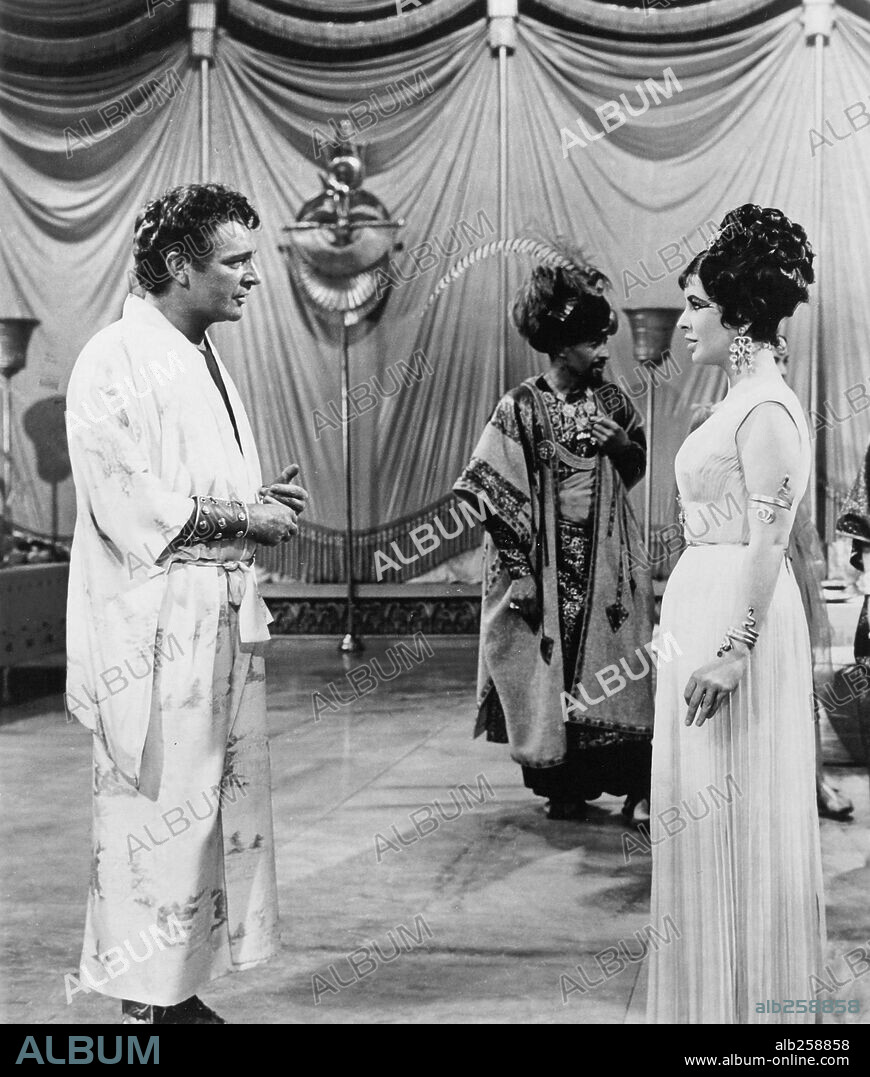 ELIZABETH TAYLOR y RICHARD BURTON en CLEOPATRA, 1963, dirigida por JOSEPH L. MANKIEWICZ. Copyright 20TH CENTURY FOX.