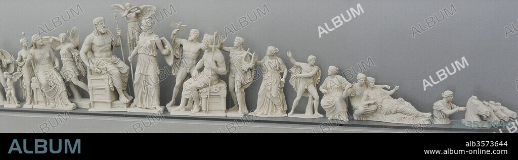 Reconstrucción del frontón oriental (este) del Partenón según el dibujo de K. Schwerzek (1904). Representación del Nacimiento de Atenea. Las figuras centrales Atenea y Zeús. Museo de la Acrópolis (Acropolis Museum). Atenas, Grecia.