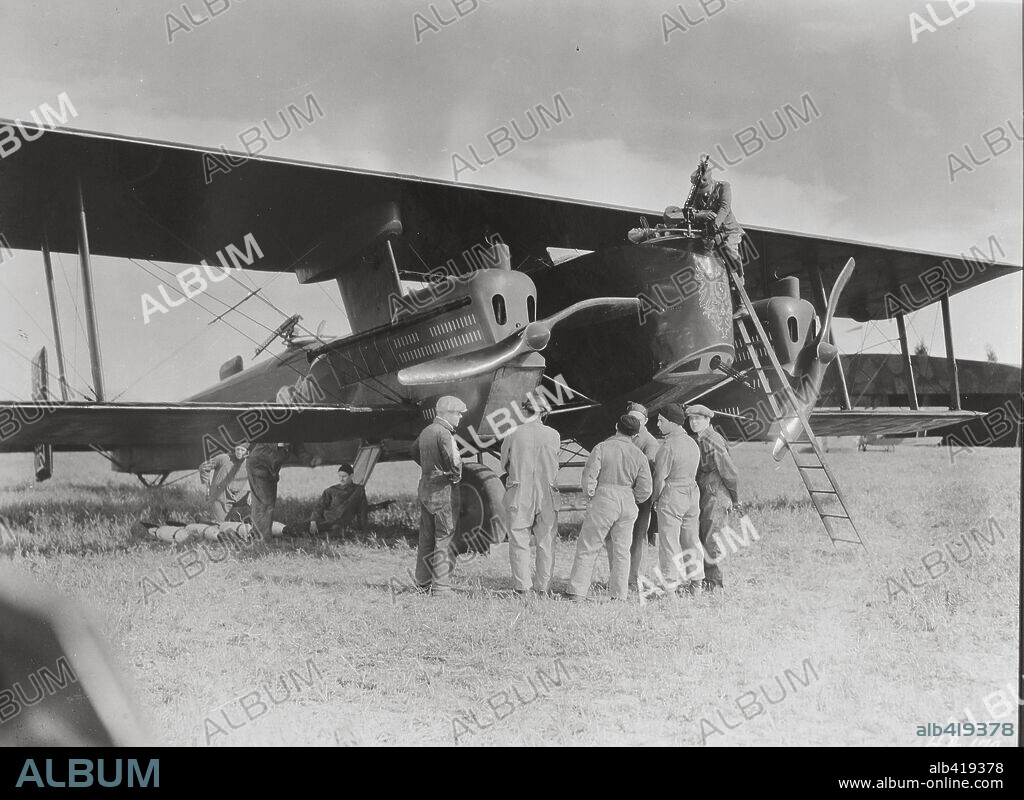 HELL'S ANGELS, 1930, directed by HOWARD HUGHES. Copyright UNITED ARTISTS.
