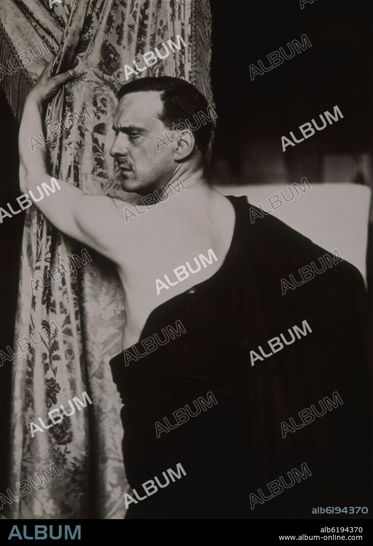 RAFAEL ROMERO DE TORRES PELLICER. FOTOGRAFIA DE ROMERO TORRES REALIZADA POR SU HIJO PARA UN ESTUDIO DE FIGURA MASCULINA - SIGLO XX.