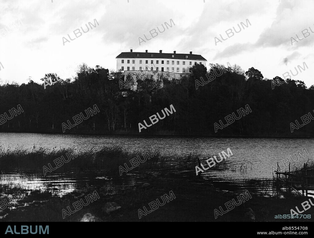 ARKIV 1928. Hörningsholms slott i Södertälje kommun. Det ursprungliga slottet påbörjades av Svante Sture i början på 1500-talet. Slottet byggdes ut vid flera tillfällen under 15- och 1600-talen men brändes ner av ryssarna 1719. Dagens slott som är i släkten Bondes ägo byggdes omkring 1750 efter ritningar av Carl Hårleman.. Hörningsholms Castle in Södertälje.. Foto: TT Historical/1900. Scanpix Sweden.