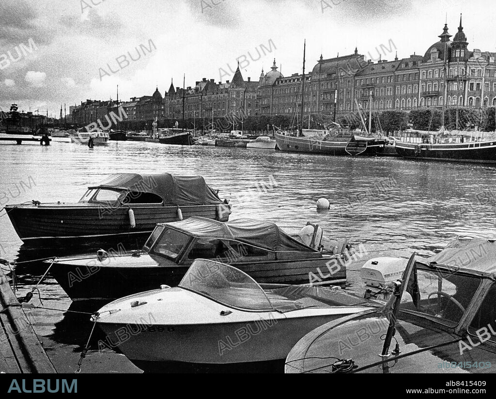 Stockholm 1971-07-20. Fritidsbåtar förtöjda vid en brygga på Djurgården med Strandvägen i bakgrunden . Foto: Örjan Björkdahl / DN / TT / Kod: . ** SvD OUT **.