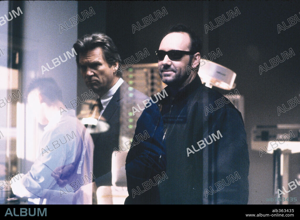 JEFF BRIDGES y KEVIN SPACEY en K-PAX: UN UNIVERSO APARTE, 2001 (K-PAX), dirigida por IAIN SOFTLEY. Copyright LAWRENCE GORDON PRODUCTIONS/INTERMEDIA FILMS/IMF & CO 2 PROD / TENNER, SUZANNE.