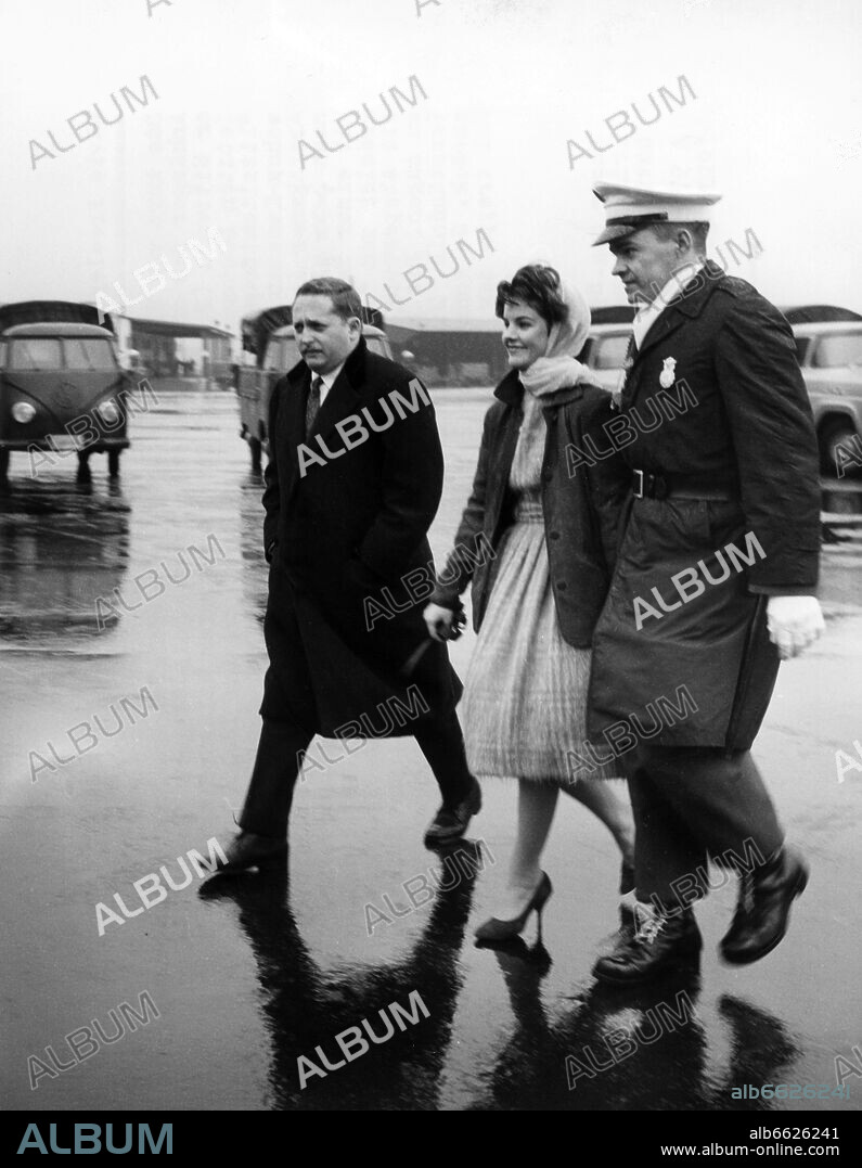PRISCILLA PRESLEY et Priscilla Beaulieu. The 16-year-old Priscilla Beaulieu is accompanied by a policeman on the military airbase in Frankfurt on 02 March 1960. The girlfriend and later wife of the American Rock'n Roll singer Elvis Presley had crossed the cordon of police to take leave of Elvis before his flight back to the States. Presley was deployed as a soldier in Hesse and got to know the stepdaughter of a Canadian air force officer in Bad Nauheim in 1959. They married in Las Vegas in 1967. 02/03/1960