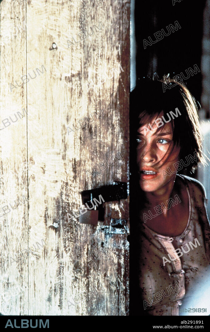 PATRICIA ARQUETTE en MÁS ALLÁ DE RANGÚN, 1995 (BEYOND RANGOON), dirigida por JOHN BOORMAN. Copyright PLESKOW/SPIKINS / RUBENSTEIN, BILL.
