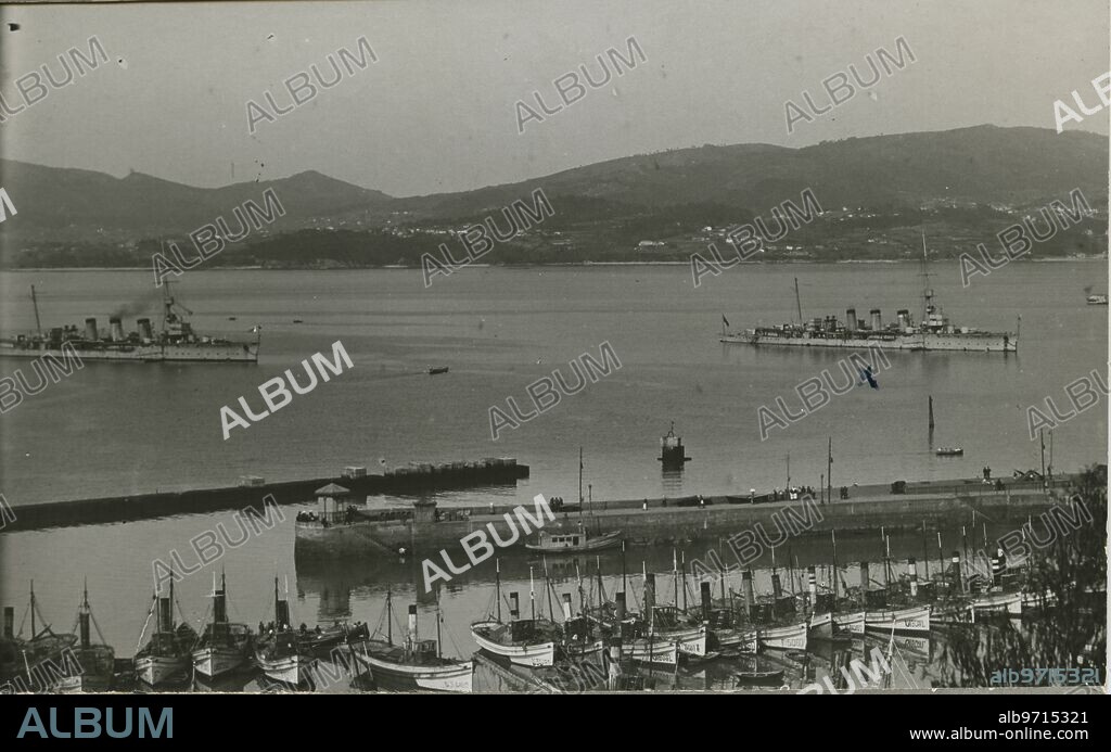 Vigo, 1932. El crucero de la Armada Española «Blas de Lezo» y su gemelo, el «Méndez Nuñez», anclados en el puerto de Vigo dias antes de ocurrir la catástrofe.