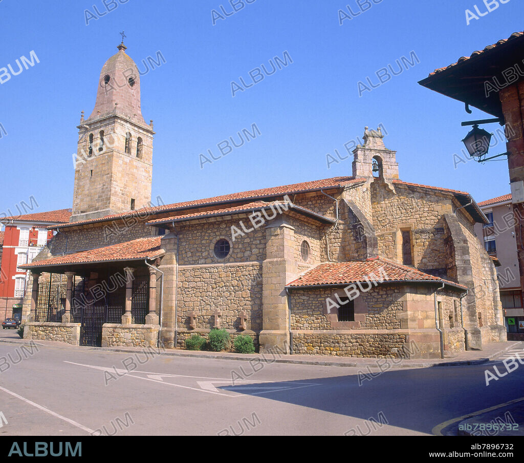 IGLESIA CON TORRE CAMPANARIO Y ESPADAÑA.