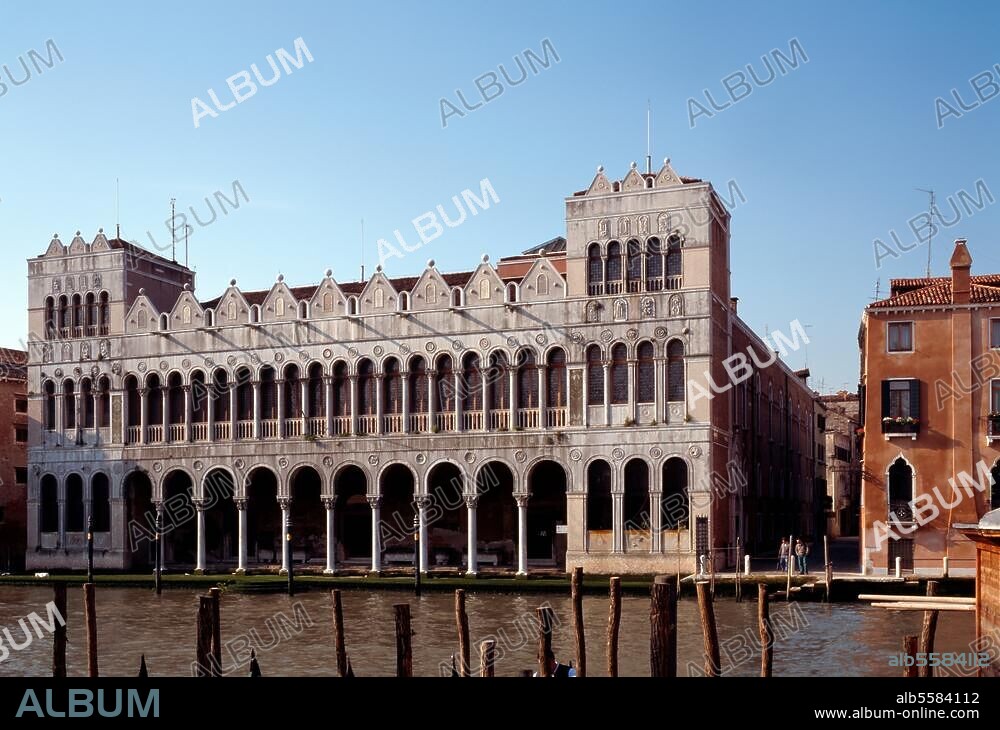 Venedig (Veneto, Italien), Fondaco dei Turchi (ursprüngl. 9. Jh.; Umbau Mitte 13. Jh. im Auftrag d. Kaufmannes Giovanni Palmieri; ab 1621 Gebäude der türk. Kaufleute; Restaurierung im 19. Jh.; heute Museum). Blick über den Canal Grande auf den Fondaco dei Turchi. Foto, 1995 (L.Hammel / A. van der Voort).