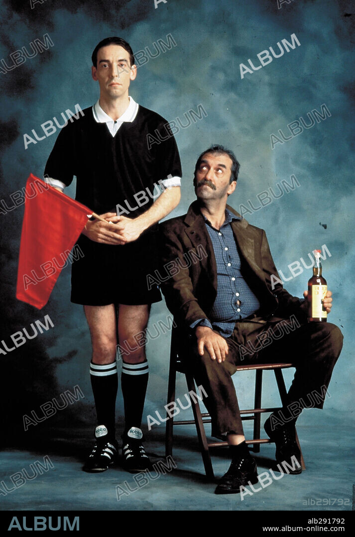 CARLOS DE GABRIEL y RAMON BAREA en MATIAS, JUEZ DE LINEA, 1996, dirigida por LA CUADRILLA. Copyright SOGETEL.