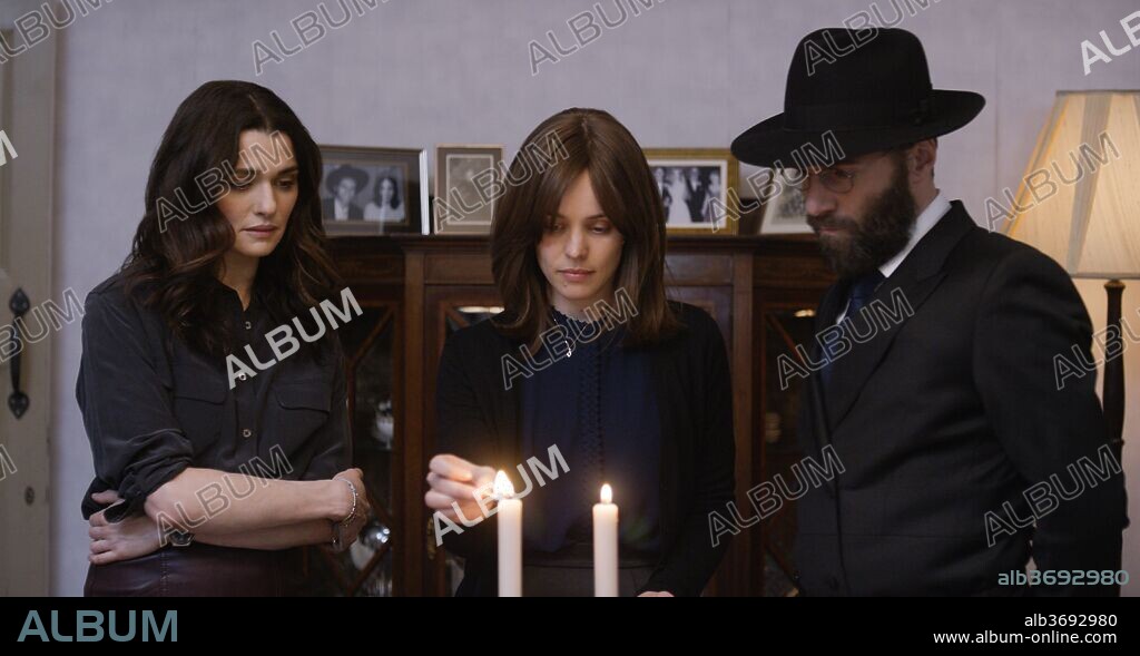 RACHEL MCADAMS y RACHEL WEISZ en DISOBEDIENCE, 2017, dirigida por SEBASTIAN LELIO. Copyright STAGE 6 FILMS.