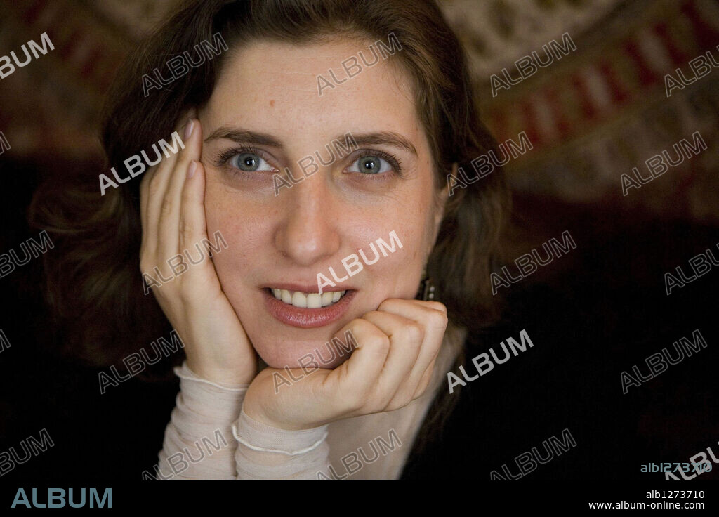 JOANA HADJITHOMAS in I WANT TO SEE, 2008 (JE VEUX VOIR), directed by JOANA HADJITHOMAS and KHALIL JOREIGE. Copyright MILLE ET UN PRODUCTIONS/ABBOUT PRODUCTIONS/COFICUP 2.