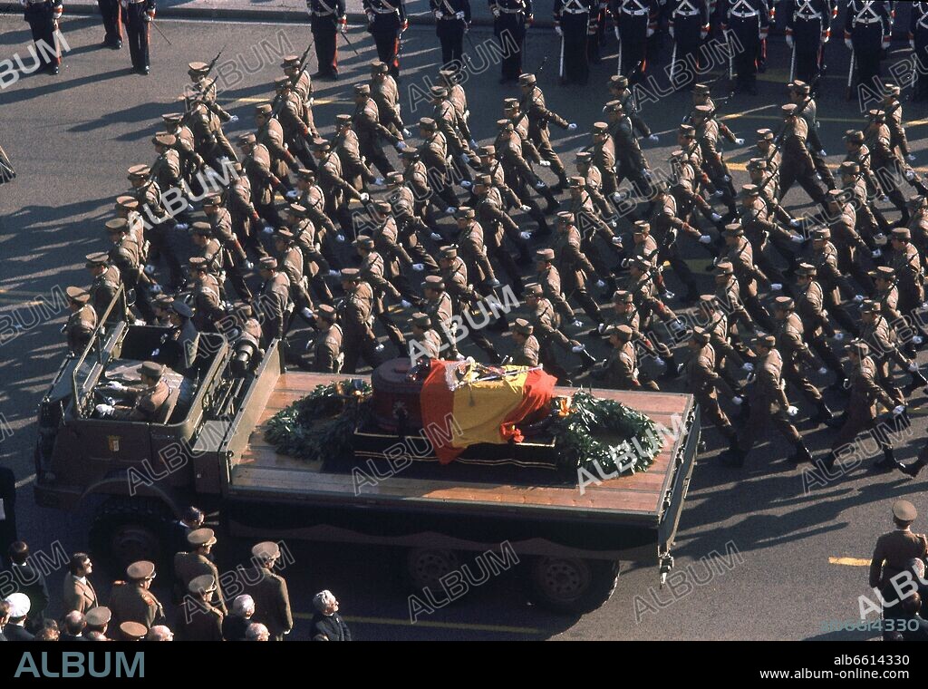 ENTIERRO DE FRANCO EN 1975-CAMION DEL EJERCITO CON EL FERETRO Y DESFILE MILITAR.