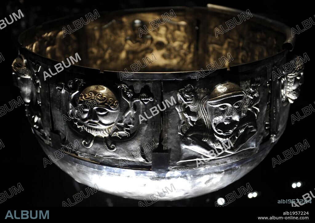 ARTE PREHISTORIA. EDAD DE LOS METALES. NORTE EUROPA. EL CALDERO DE GUNDESTRUP. Fechado durante la Edad del Hierro. En Dinamarca comprende entre el año 500 aC hasta el 400 dC. Edad de Hierro celta (500-1 aC). El caldero de plata fue depositado durante un ritual en el Pantano de Rævemosen, cerca de Gundestrup en Himmerland. Ricamente decorado. Museo Nacional. Copenhague. Dinamarca. Norte Europa.