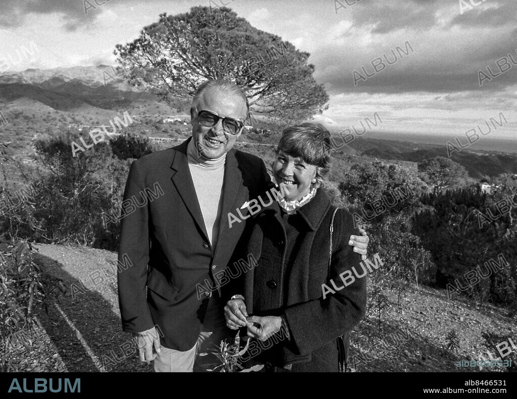 Marbella 1984-01-20. Sångerskan Alice Babs tillsammans med sin make Nils Ivar Sjöblom utanför sitt hem i Marbella . Foto: Torbjörn Andersson / EXP / TT / Kod 4 . ** AFTONBLADET OUT **.