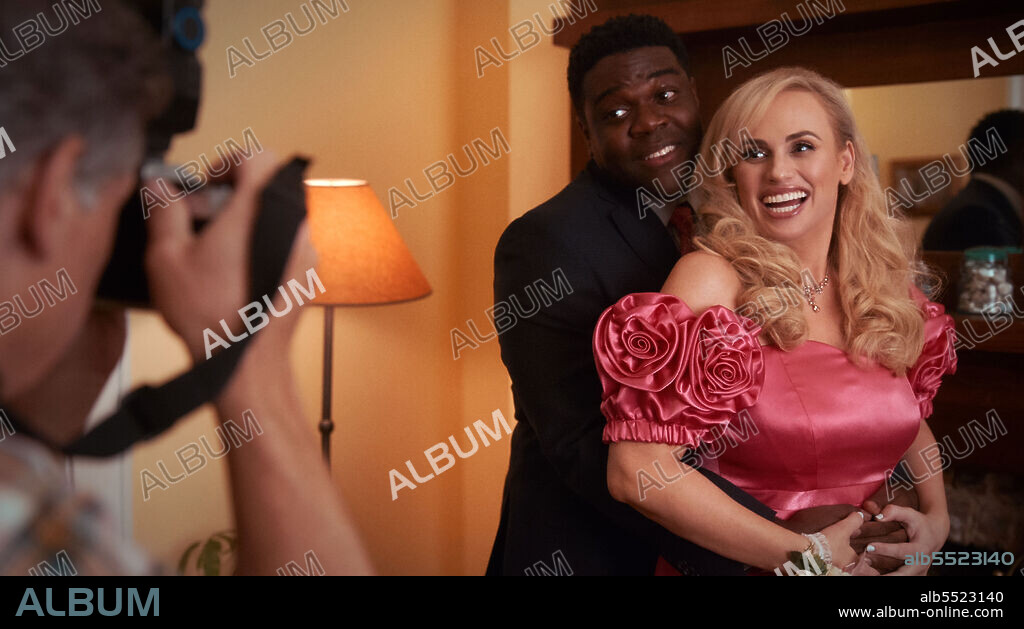 REBEL WILSON y SAM RICHARDSON en VUELTA AL INSTI, 2022 (SENIOR YEAR), dirigida por ALEX HARDCASTLE. Copyright Broken Road Productions / CBS Films / Paramount Pictures.