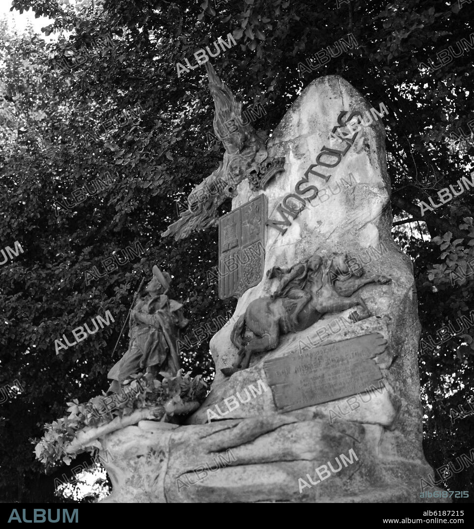 AURELIO CARRETERO. MONUMENTO A ANDRES TORREJON ALCALDE DE MOSTOLES PRIMER PUEBLO QUE SE LEVANTO CONTRA LOS FRANCESES - 1908 - FOTOGRAFIA EN BLANCO Y NEGRO.