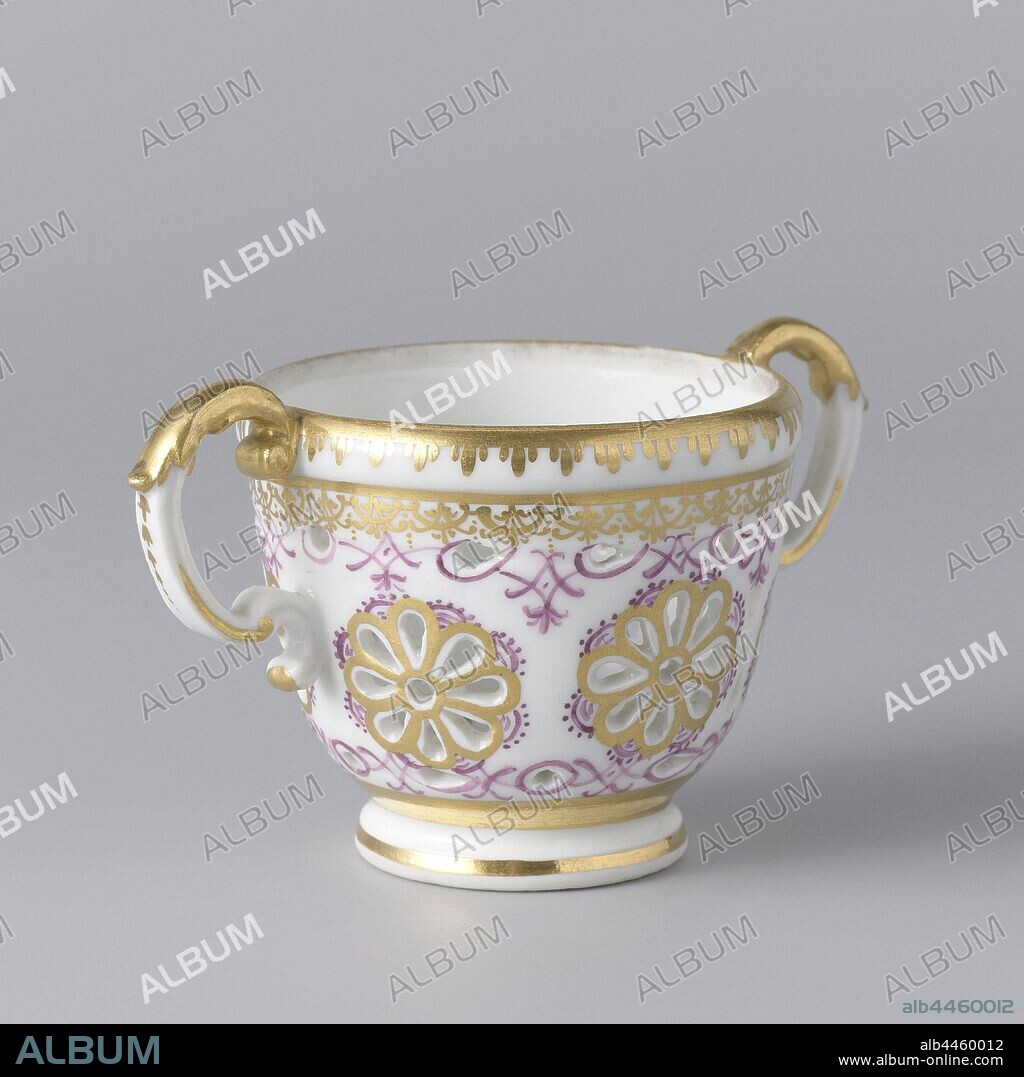 Cup holder, multi-colored, painted with chinoiseries, Cup holder with two ears, made of porcelain, painted with Höroldt chinoiseries and port faces. The cup holder is marked., Meissener Porzellan Manufaktur, Meissen, c. 1740, porcelain (material), h 5.2 cm × w 9.8 cm d 5.9 cm.