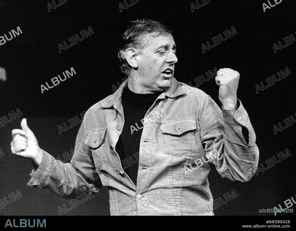 Stockholm 1969-07-28. Dario Fo uppträder på Stadsteatern i Stockholm. Foto: Lars Strömberg / SvD / TT / kod 12014.