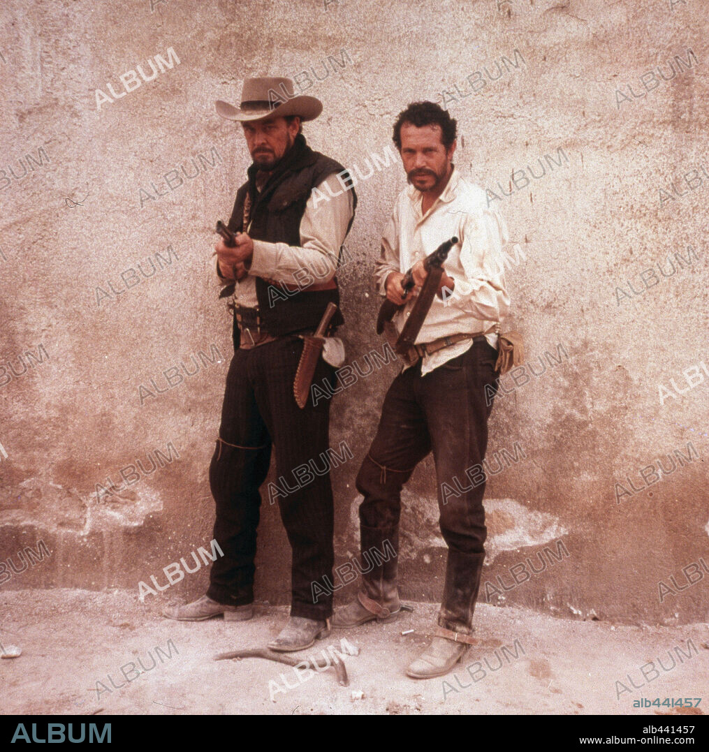 BEN JOHNSON et WARREN OATES dans THE WILD BUNCH, 1969, réalisé par SAM PECKINPAH. Copyright WARNER BROS/SEVEN ARTS.
