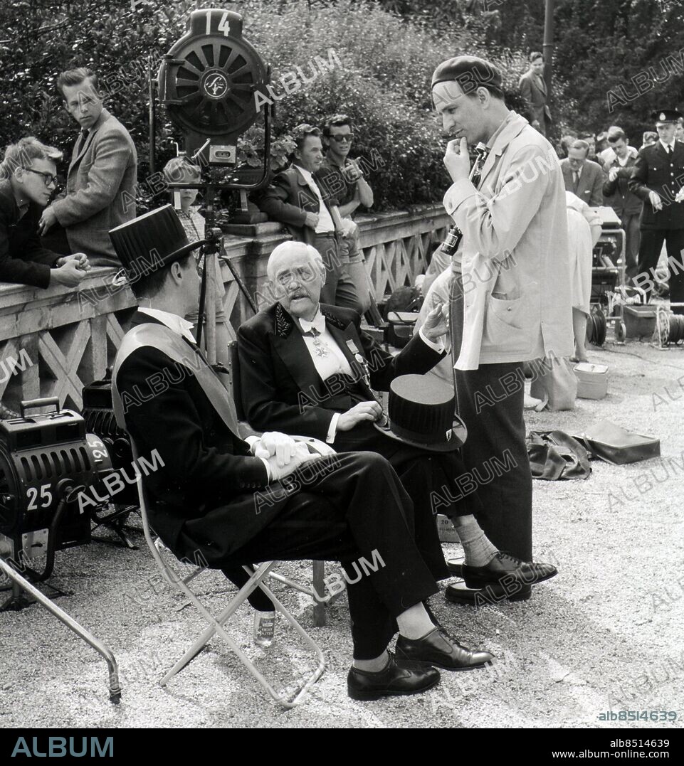 Lund 1957-01-01. Inspelning av filmen "Smultronstället" i regi av Ingmar Bergman. Sittande skådespelarna Gunnar Björnstrand och Victor Sjöström samt stående regissören Ingmar Bergman . Foto Ture Hellström / Sydsvenskan / SCANPIX. **OUT Kvällsposten, Skånska Dagbladet, Metro Skåne**. ***BETALBILD***.