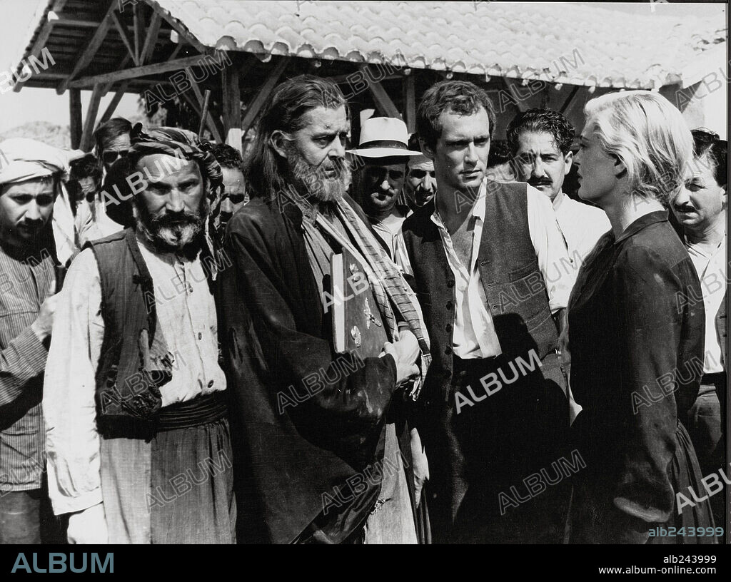 JEAN SERVAIS, MAURICE RONET et NICOLE COURCEL dans CELUI QUI DOIT MOURIR, 1957, réalisé par JULES DASSIN.