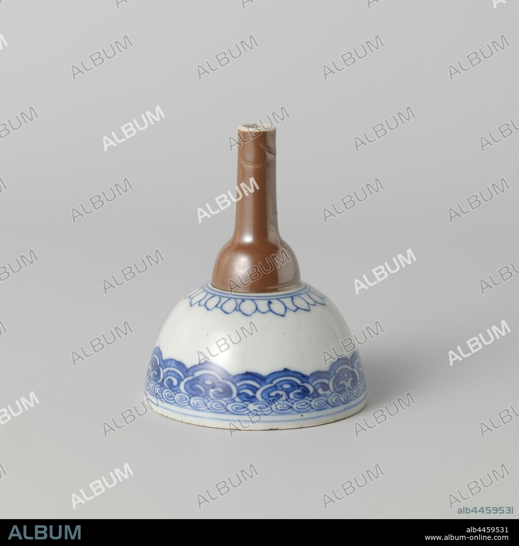 Funnel with a brown glaze and ruyi border, Funnel of porcelain with round-walled cup, thickening and cylindrical stem, painted in underglaze blue and brown. The cup with a band ruyi motif with curl, a decorative pattern around the stem, the stem with dark brown glaze. Monochrome brown with blue and white., anonymous, China, c. 1700 - c. 1724, Qing-dynasty (1644-1912) / Kangxi-period (1662-1722) / Yongzheng-period (1723-1735), porcelain (material), glaze, cobalt (mineral), vitrification, h 9.3 cm d 0.7 cm × d 7.5 cm.