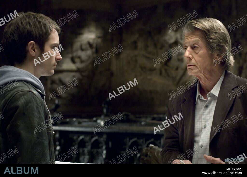 ELIJAH WOOD and JOHN HURT in THE OXFORD MURDERS, 2008, directed by ALEX DE LA IGLESIA. Copyright EURIMAGES/LA FABRIQUE DE FILMS/TORNASOL FILMS SA / DOVE, NICOLA.