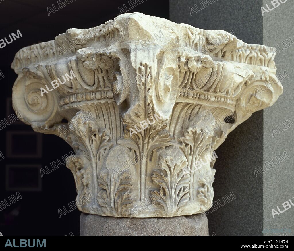 CAPITEL CORINTIO decorado con hojas de acanto y volutas. Museo de Pérgamo. Turquía.