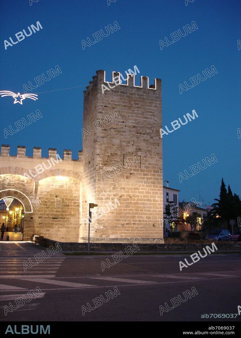PUERTA DE SAN SEBASTIAN DE LA MURALLA DE ALCUDIA COMENZADA A CONSTRUIRSE EN EL SIGLO XIII Y CONCLUIDA A MITAD DEL SIGLO XIV.