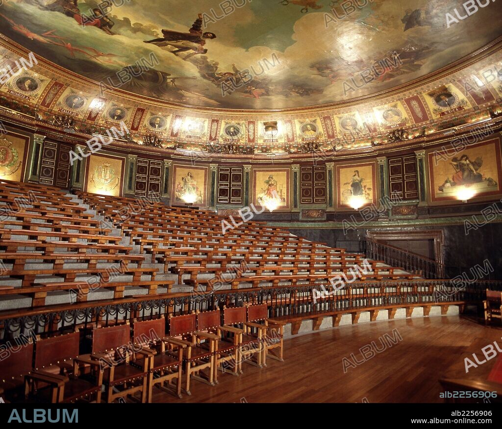 MADRID. ANFITEATRO DEL  COLEGIO DE MEDICOS , SAN CARLOS. DECORACION DE LAS PINTURAS DEL TECHO OBRA. DE RAMON PADRO Y PEDRET.