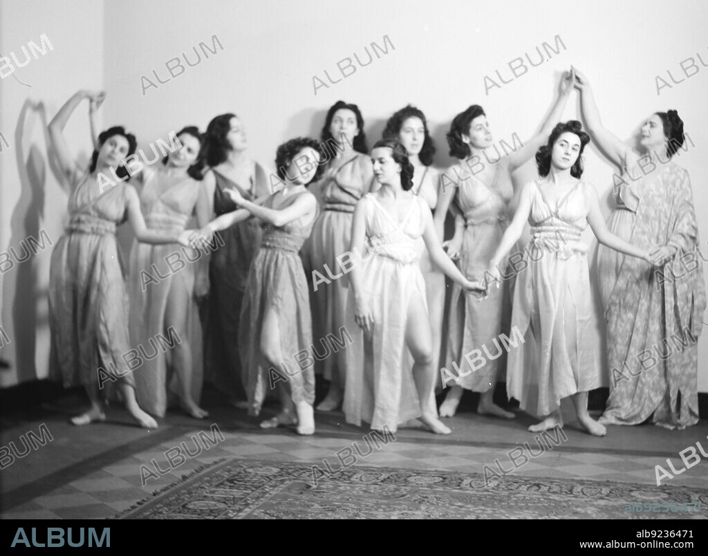 ARNOLD GENTHE. Maria Theresa Duncan and dancers, between 1911 and 1942.