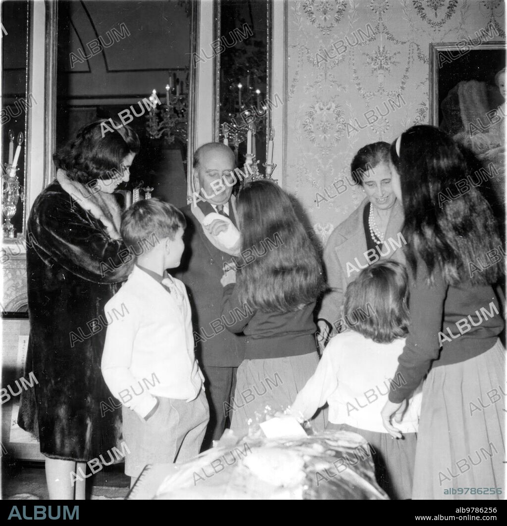 25 diciembre 1961. Momentos después de regresar al palacio de el Pardo, Francisco franco Aparece Rodeado de su Esposa, Carmen polo de Franco; Su Hija, la marquesa de Villaverde, y sus Nietos.