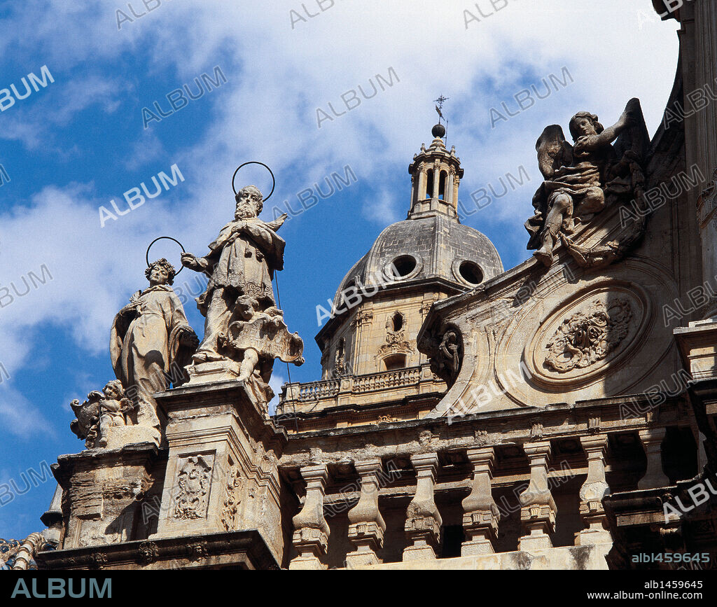 ARTE BARROCO. ESPAÑA. CATEDRAL DE MURCIA. Vista de las esculturas, obra de Pedro Pérez, que decoran el cuerpo superior de la fachada principal proyectada en 1737 por Jaime Bort.