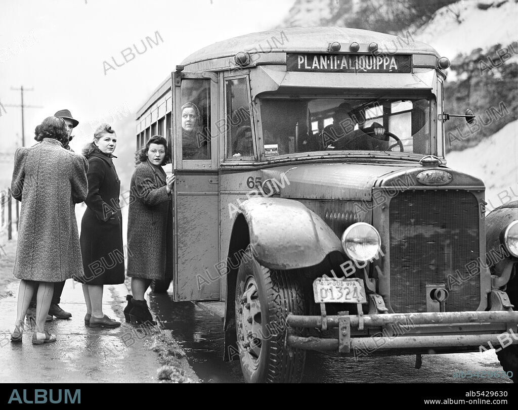 Young Women boarding Bus to go home at end of Workday, Jones and Laughlin Steel Corporation, Aliquippa, Pennsylvania, USA, Jack Delano, U.S. Office of War Information, January 1941.