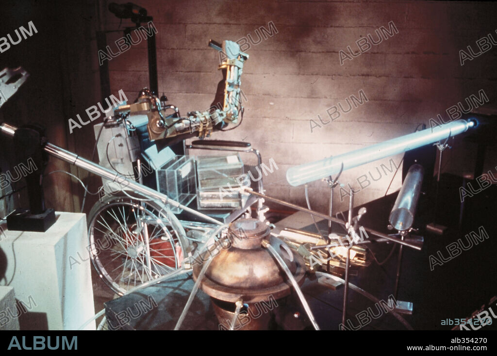ENGENDRO MECÁNICO, 1977 (DEMON SEED), dirigida por DONALD CAMMELL. Copyright METRO GOLDWYN MAYER.