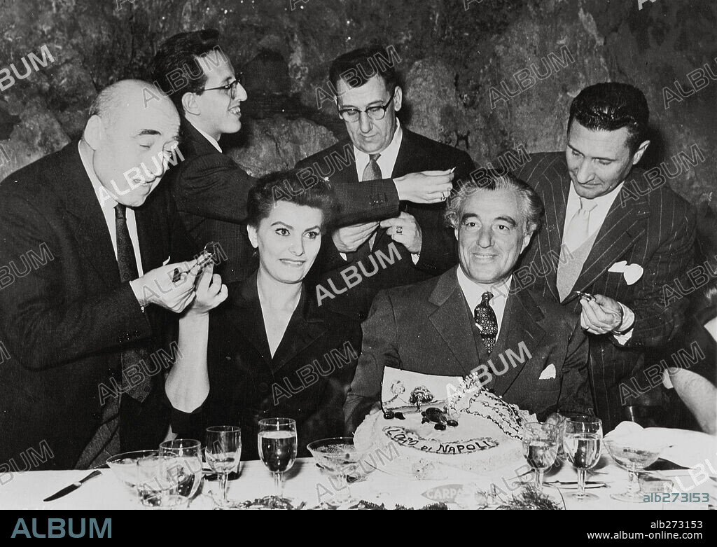 CESARE ZAVATTINI, GIUSEPPE MAROTTA, PAOLO STOPPA, SOPHIA LOREN and VITTORIO DE SICA in THE GOLD OF NAPLES, 1954 (L' ORO DI NAPOLI), directed by VITTORIO DE SICA. Copyright PARAMOUNT PICTURES.