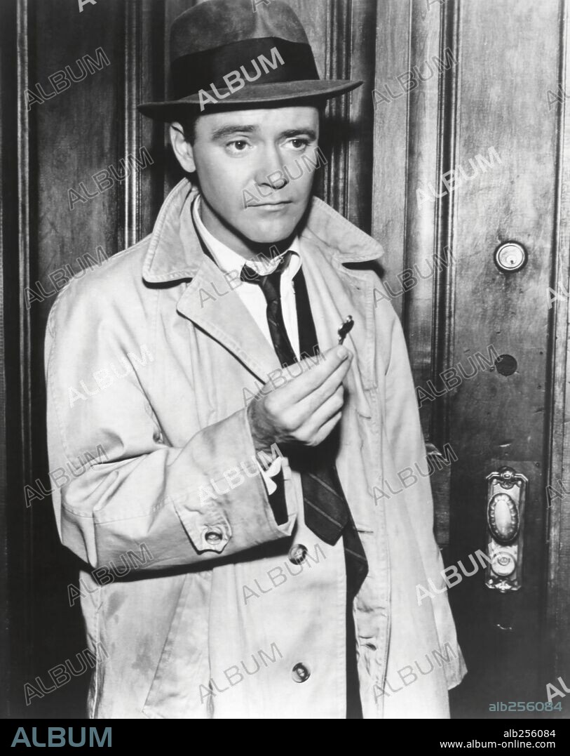 JACK LEMMON en EL APARTAMENTO, 1960 (THE APARTMENT), dirigida por BILLY WILDER. Copyright UNITED ARTISTS.