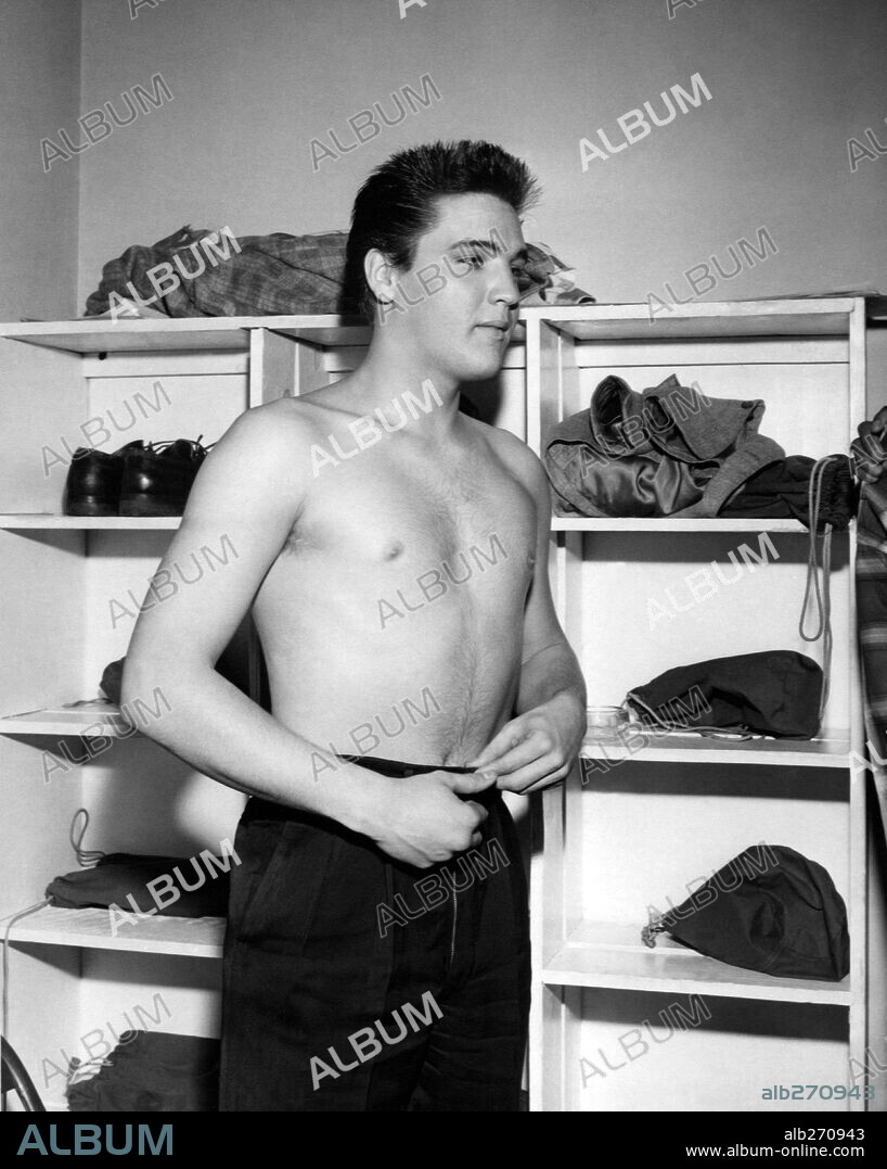 El cantante norteamericano Elvis Presley al principio de su servicio militar en Alemania en 1958.