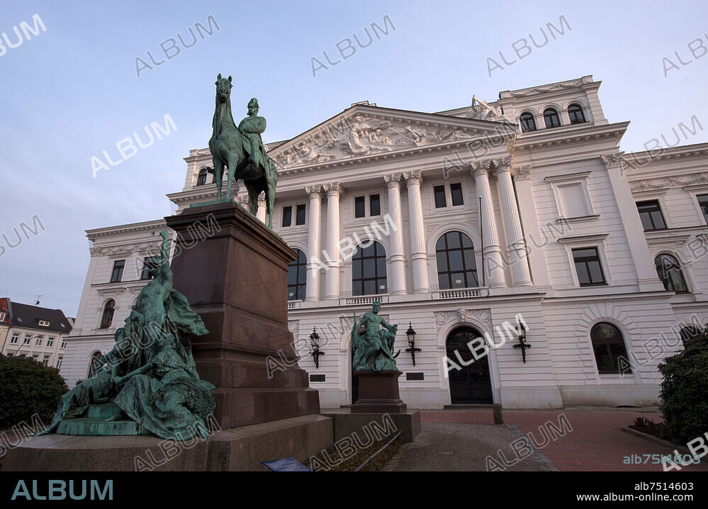 Hamburg, Altona, Rathaus, Bronzestandbild Kaiser Wilhelm I.