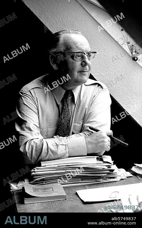 Helmut Schelsky; Sociologist; Chemnitz. 14.10.1912 - Münster 24.2.1984. Prof. Helmut Schelsky in the workspace of his home in Münster. Photo, July 26, 1973.