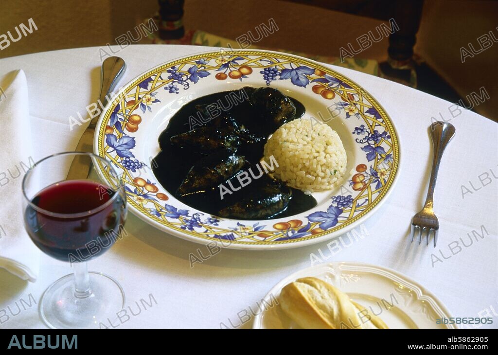 Navarra -  - Elizondo (Vallée de Baztán) ; Restaurant "Santxotena";  plaque de chipirones dans son encre avec riz.